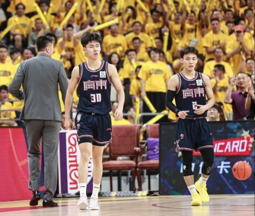 广东宏远2026-27赛季阵容：后场：胡明轩（D类顶薪，队长，伤愈回国家队）