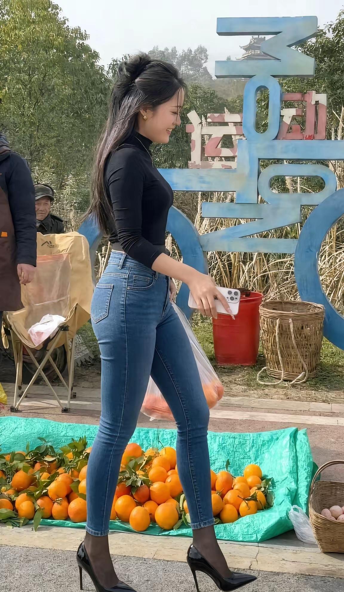 穿这么高的高跟鞋👠逛大街，确实也是没谁了，高跟鞋配上紧身牛仔裤，看起来别有一番