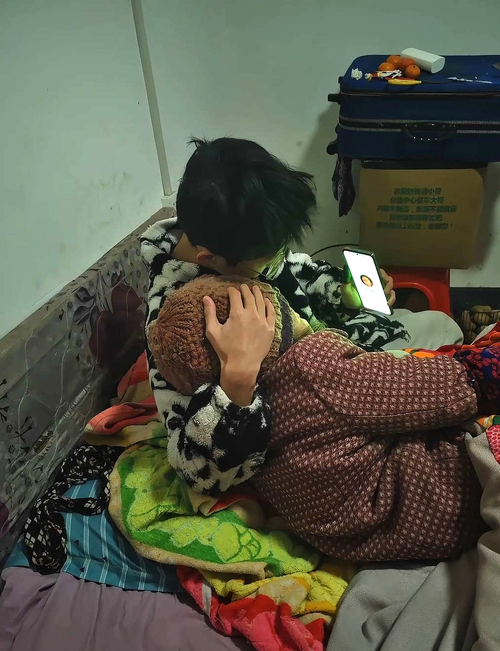 奶奶不知道这是在干嘛但她只有孙子开心就行