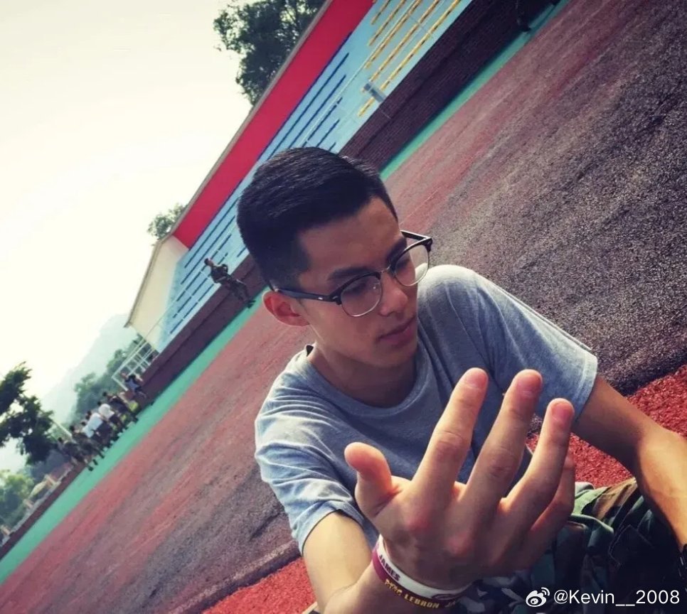王鹤棣学生时代照片，说实话这颜值挺一般啊，感觉全靠发型撑着​​​
