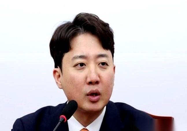 哥们儿正在国会山下给你摇旗呐喊呢，又是送水又是打气，以为咱俩要联手干票大的。结