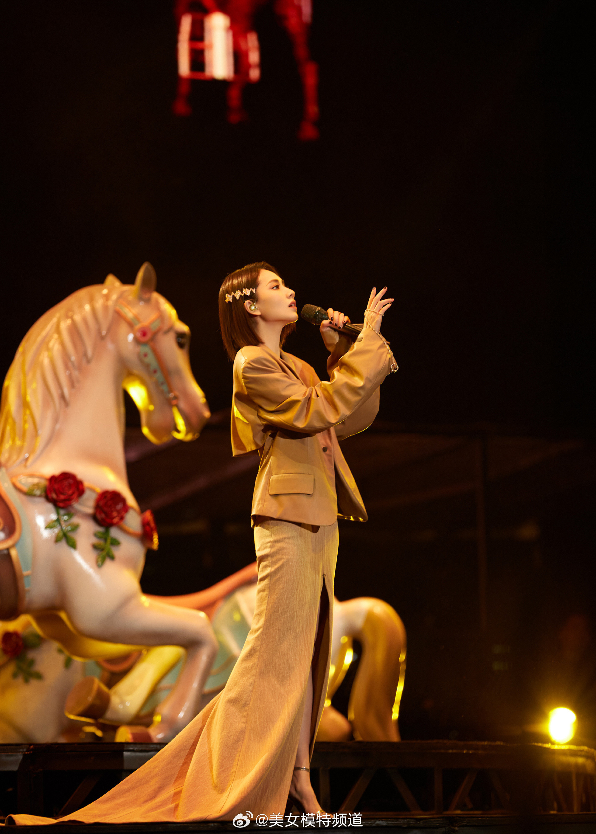 刘惜君美拉德长裙造型