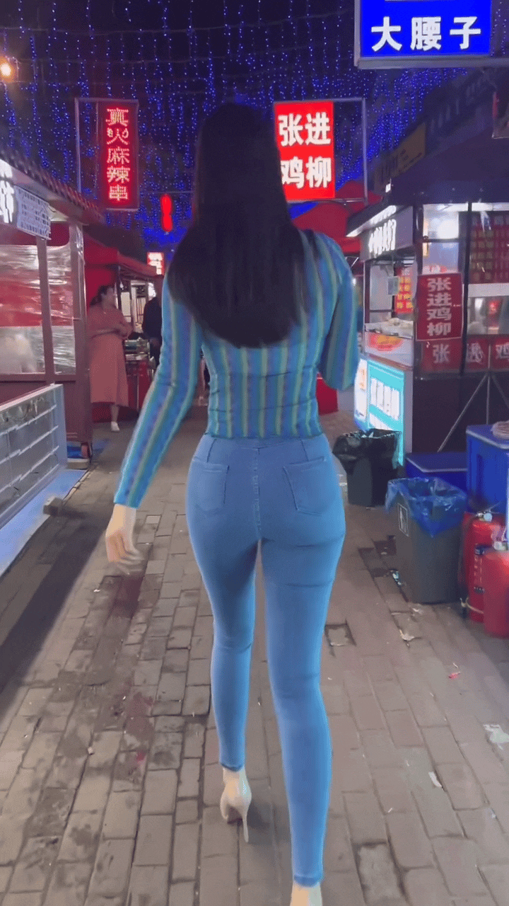 小姐姐这身材成为了夜市里的靓丽风景线，这条蓝色牛仔裤太适合她了！