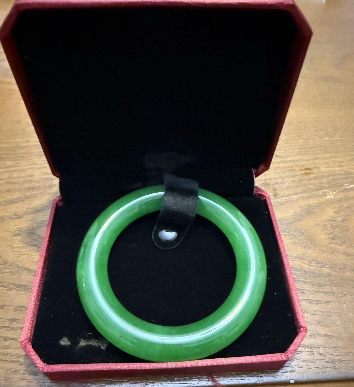 我今年56岁，退休也有一年多了，上个月整理储藏间时发现一个像似翡翠玉镯，颜色碧绿