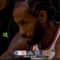 有人抓拍到小卡在他们打架时的表情，其实是面无表情，这也是卡子哥“佛性”的写照。