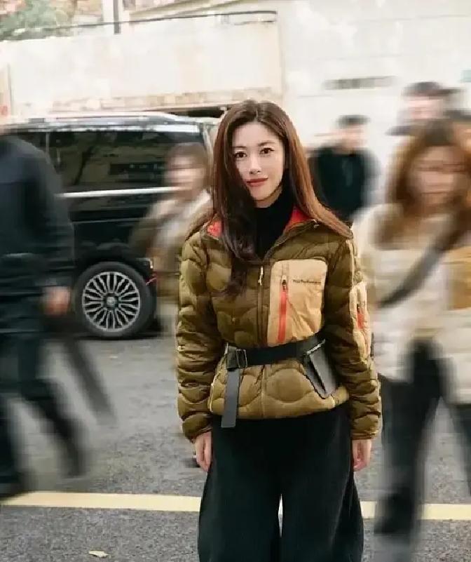 羽绒服第三颗扣子永远别扣。这是朱珠让吐司羽绒服卖断货的潜规则。她街拍视频播放