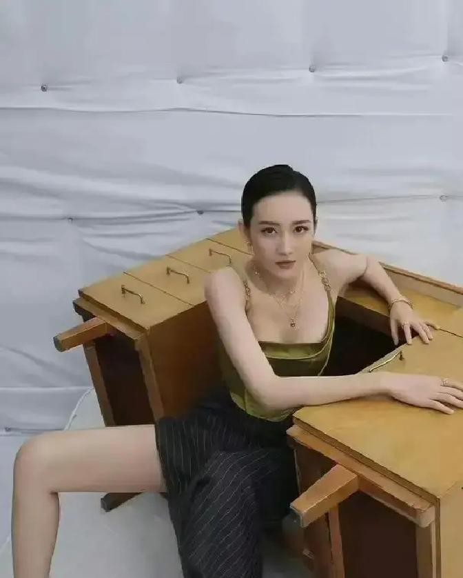 娱乐圈的女明星拍写真，十个有九个恨不得把能露的地方全拿出来晒太阳，生怕布料多了一寸就抢不到热搜本来以