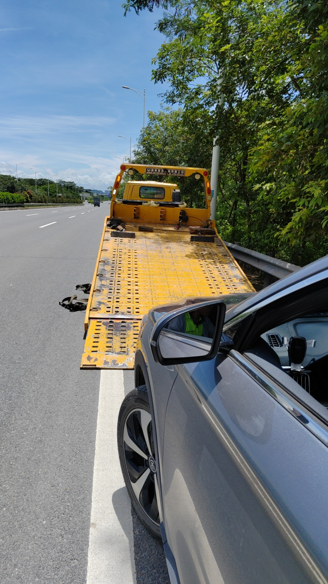 比亚迪宋plus提车不到一年，路上突然失去动力，提示动力系统故障，请安全停车并