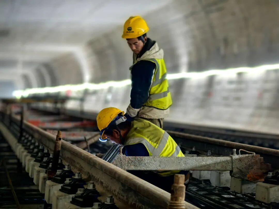 “短轨通”节点的顺利达成后，开春实现“长轨通”，沈阳地铁3号线全线贯通迈入了坚强