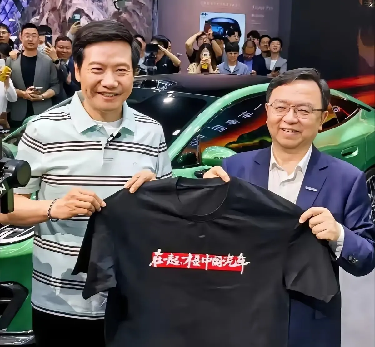 雷军送T恤给王传福，此举揭露三个事实：1、雷军把姿态放得足够低，那句口号是比