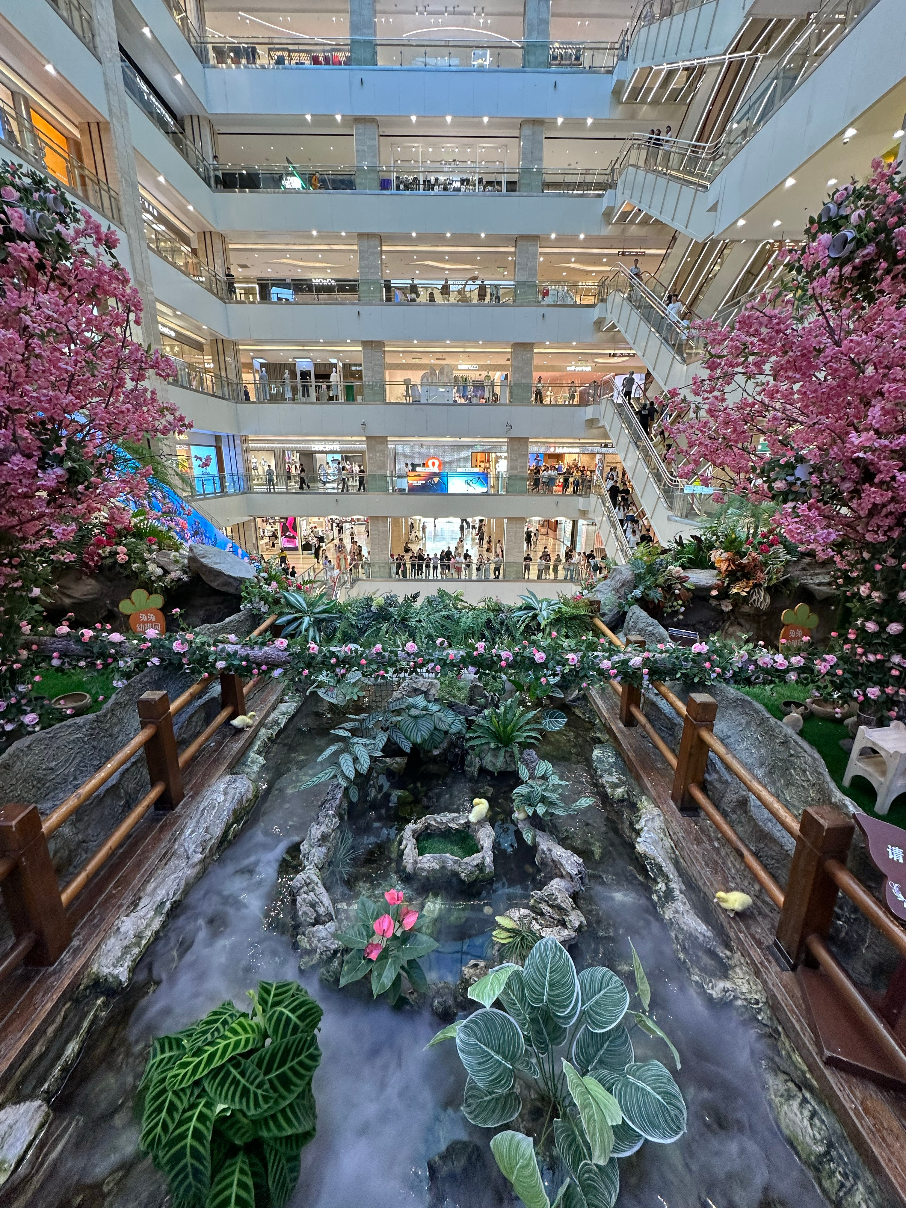 最近很火的一座商场，这安保水平游客逛着也有安全感西安