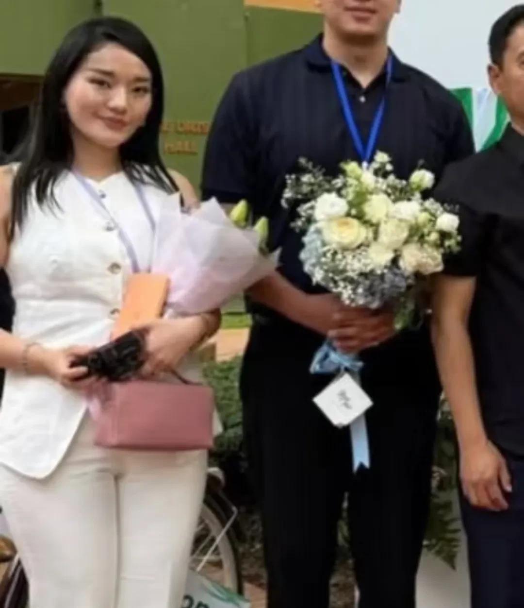 来瞅瞅不丹王后的亲妹妹这两天不丹王室没什么大事，就是佩玛私下有几个小公务（p3