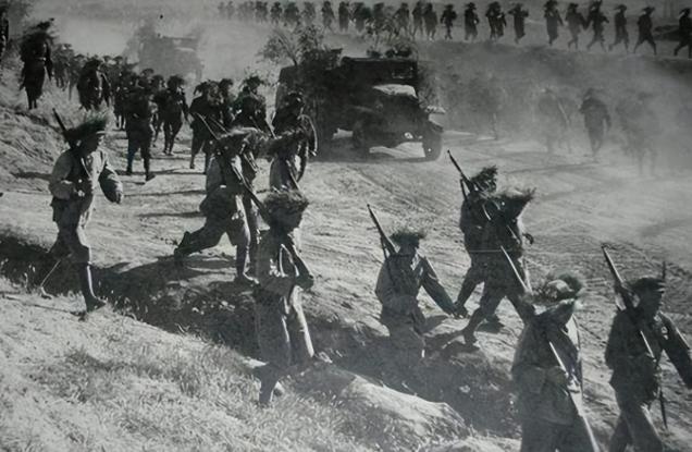 1949年，我军缴获四船货物，排长清点完物资，发现并非贵重物品，便向军长汇报，谁