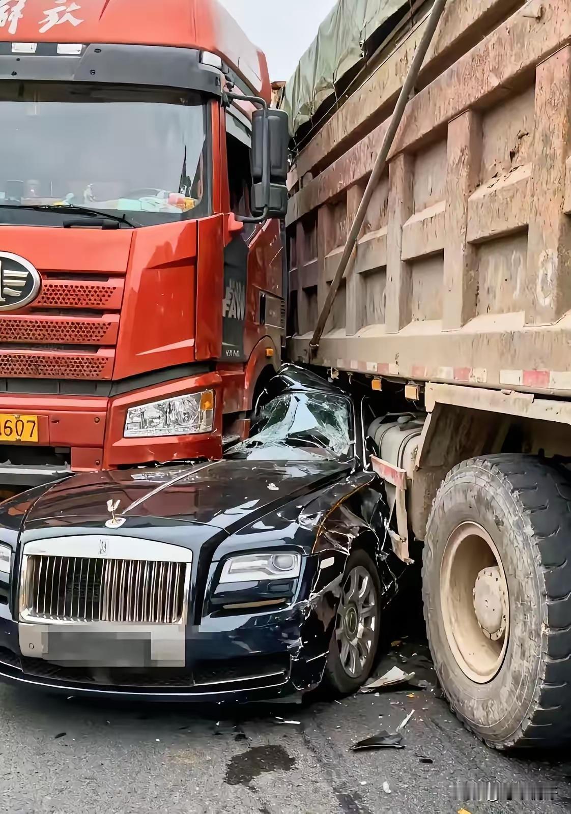 劳斯莱斯幻影在两辆大卡车的夹击下也就是个玩具，这样的有钱人基本上是与世界告别了，