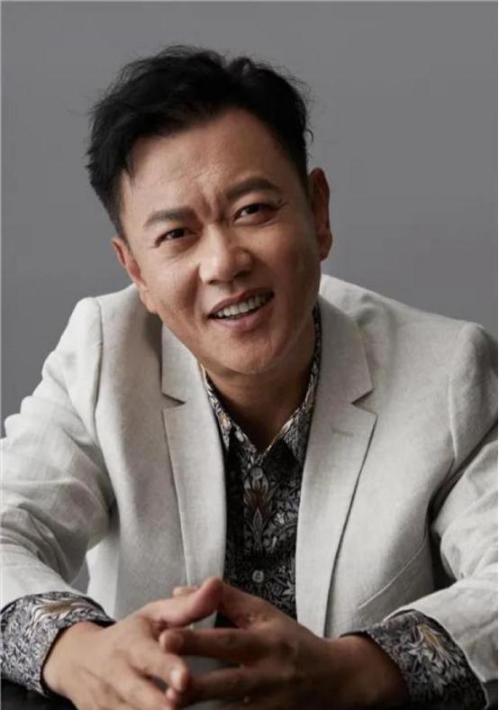 有一次，冯嘉怡在片场溜达，瞅见导演眉头皱得能夹死苍蝇，在那儿一个劲儿地摇头叹气。