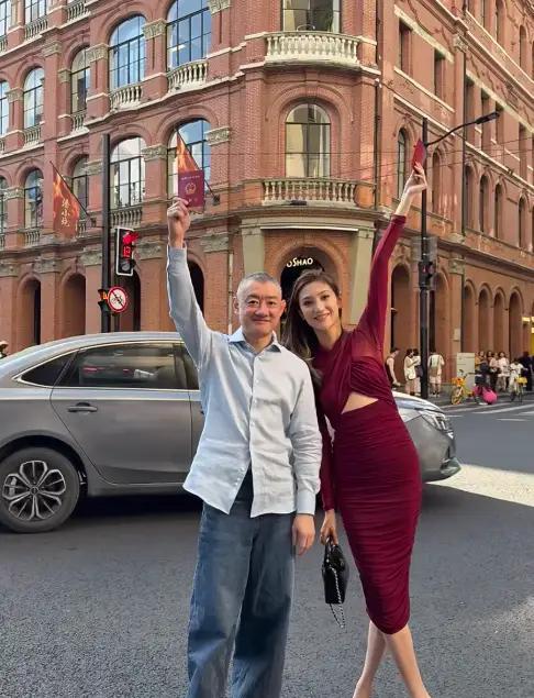 “京城四少”汪雨高调官宣结婚啦！他的妻子小他18岁，那颜值简直美若天仙。想当年，