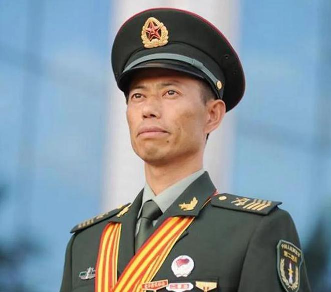 2004年初，二炮某旅一枚新导弹发射测试时，竟一通电就卡壳，可专家修了4天4夜也