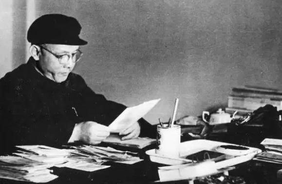新四军政治部主任,建国后做了十年副总理,两次被主席点名批评