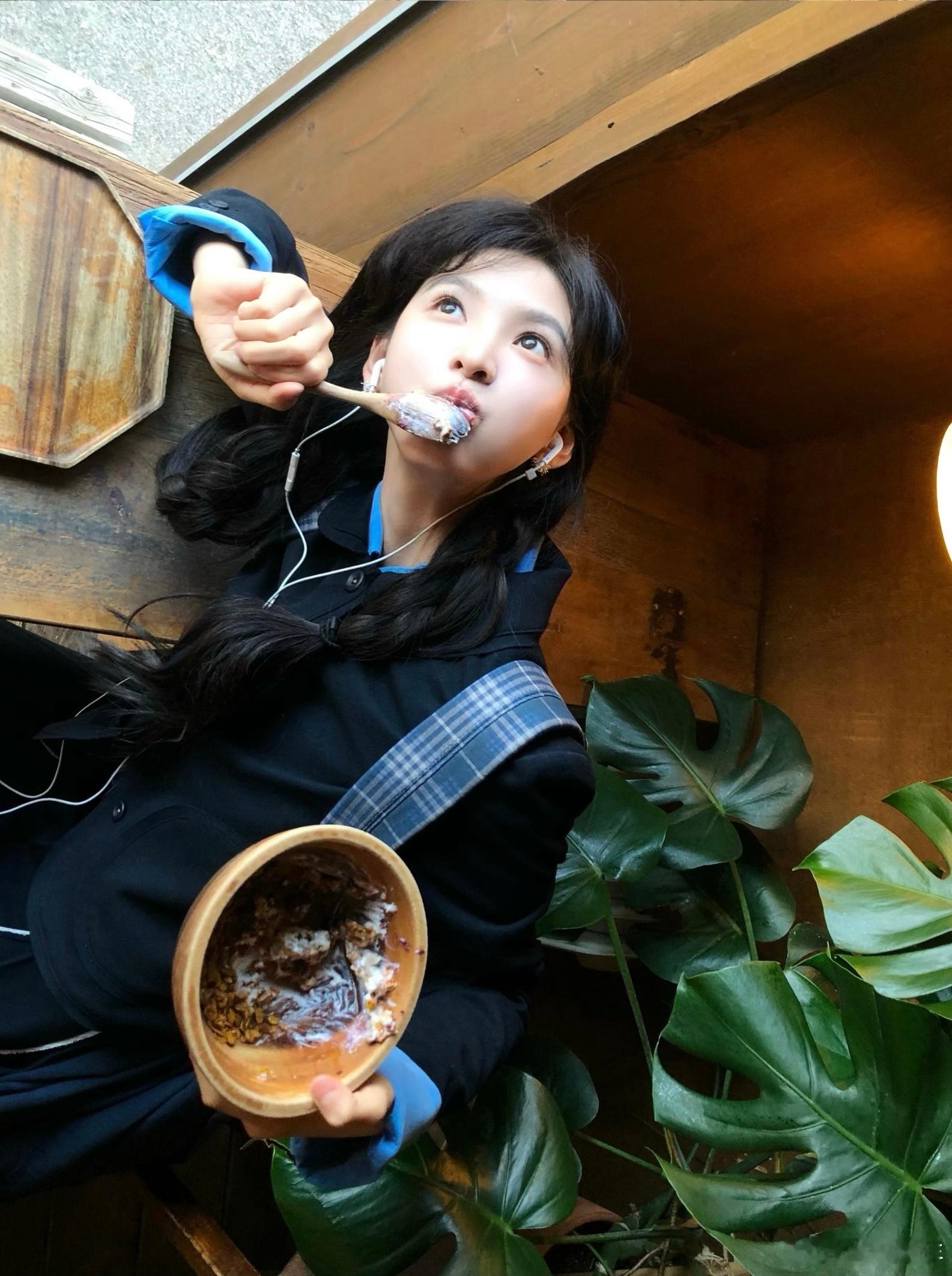 章若楠｜元气少年感穿搭鲜活又灵动，每一张都充满生命力​​​