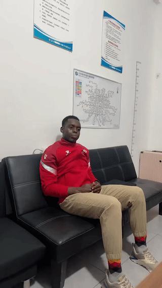一名来自非洲国家尼日尔的黑人男子来到北京一家保安公司应聘保安？招聘人员也没有问
