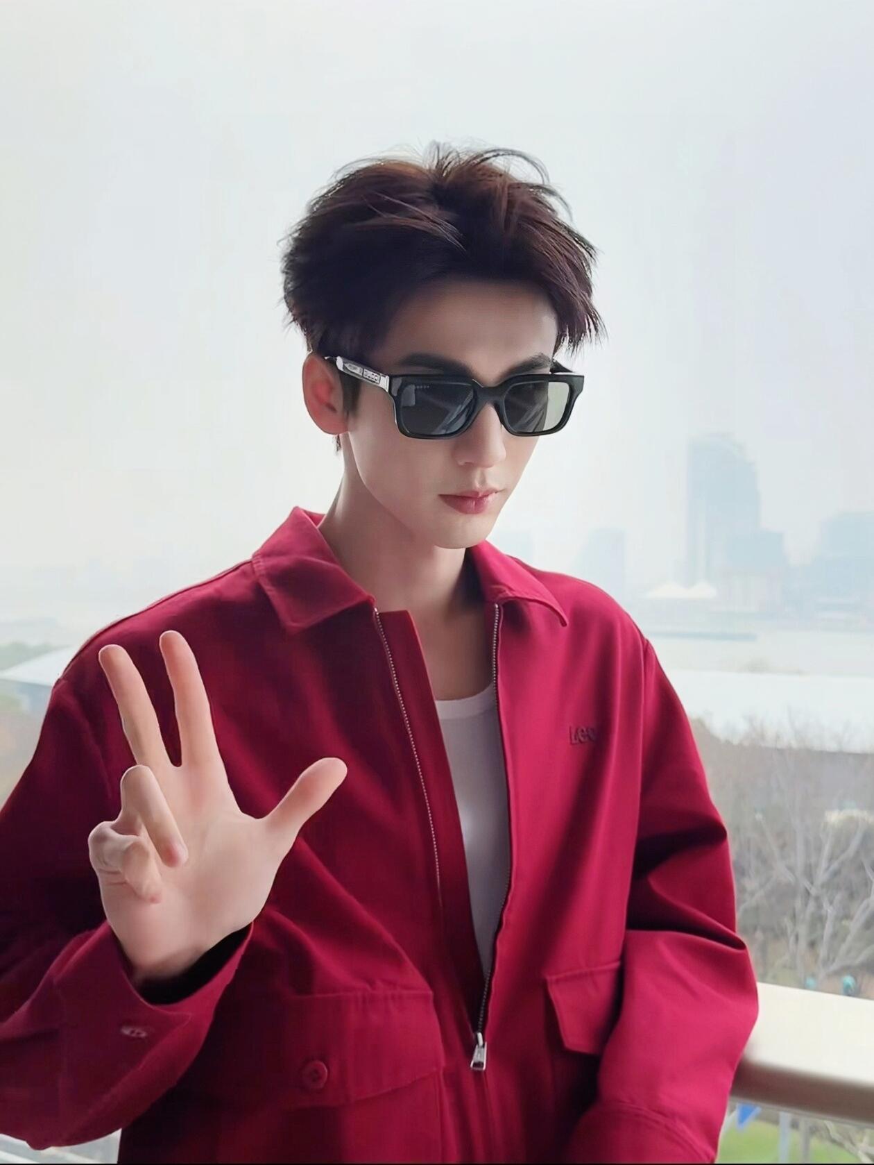 张凌赫哈哈哈哈张凌赫你还有多少惊喜是我们不知道的！前一秒还是都市精英，下一秒