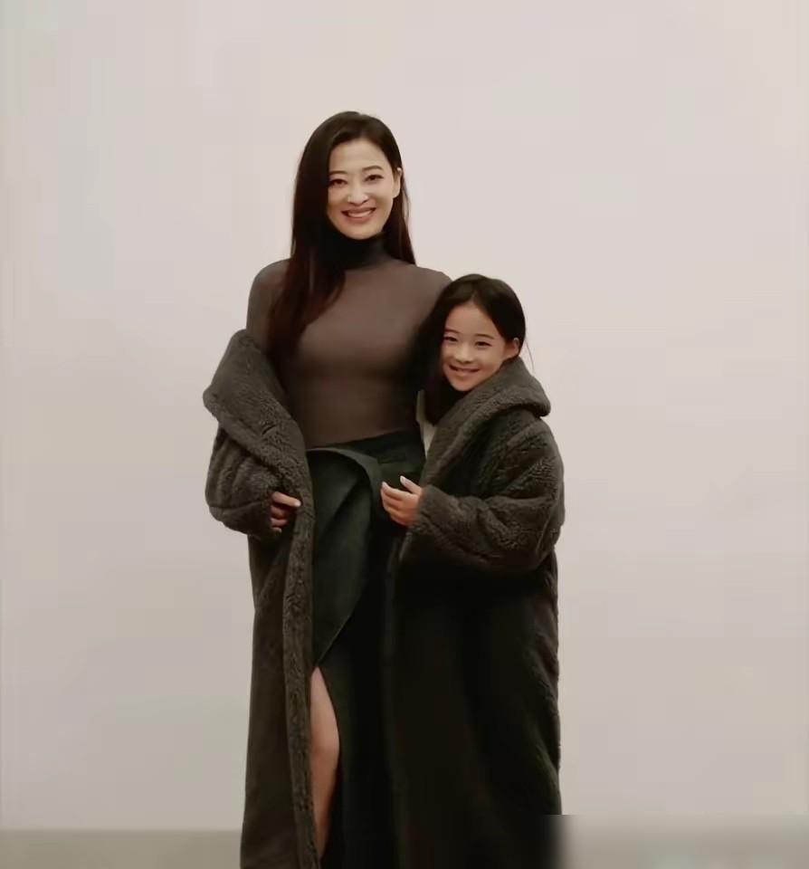 就递杯水，宋佳当场愣住，跟导演说这戏接不住。梅婷这12岁闺女，根本不是来演戏的，