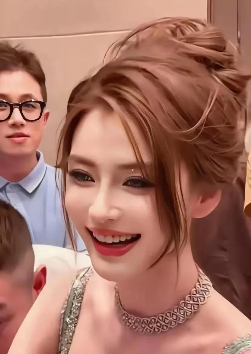 杨颖是懂得入乡随俗的，老实说，你们还认得出吗？好久不见的杨颖，近日出席了粉丝见