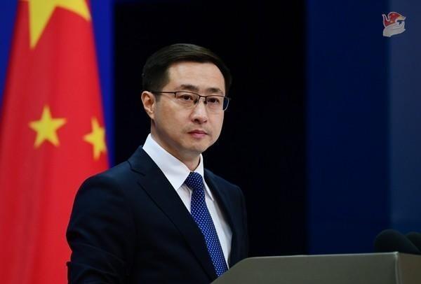 伊朗这边一打起来，又有人拿霍尔木兹海峡说事了。昨天的外交部新闻发布会上，彭博社的
