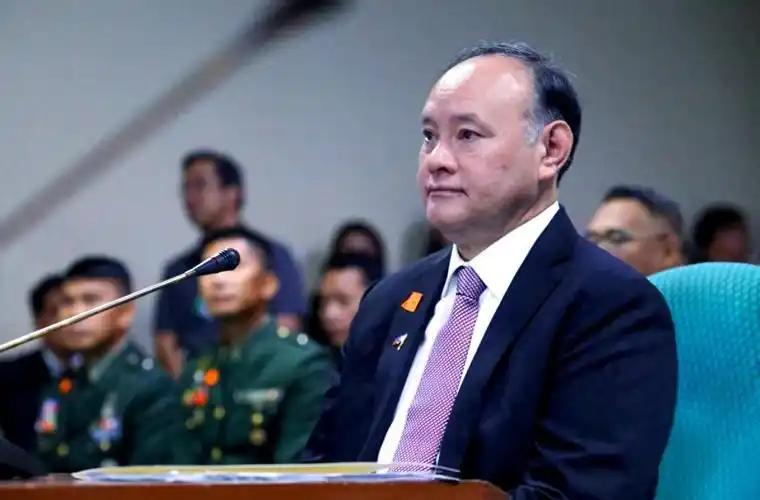外交部罕见制裁菲律宾国防部长，还是连老婆孩子一块儿拉黑。禁止他们入境中国，禁止任