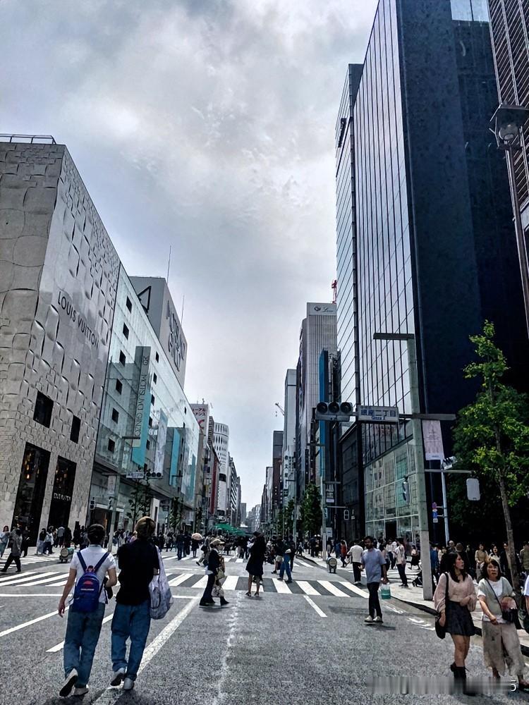 自私贪婪，人性之恶。小区入口，有一直饮净水机。它是专供业主们在中庭休闲时饮用