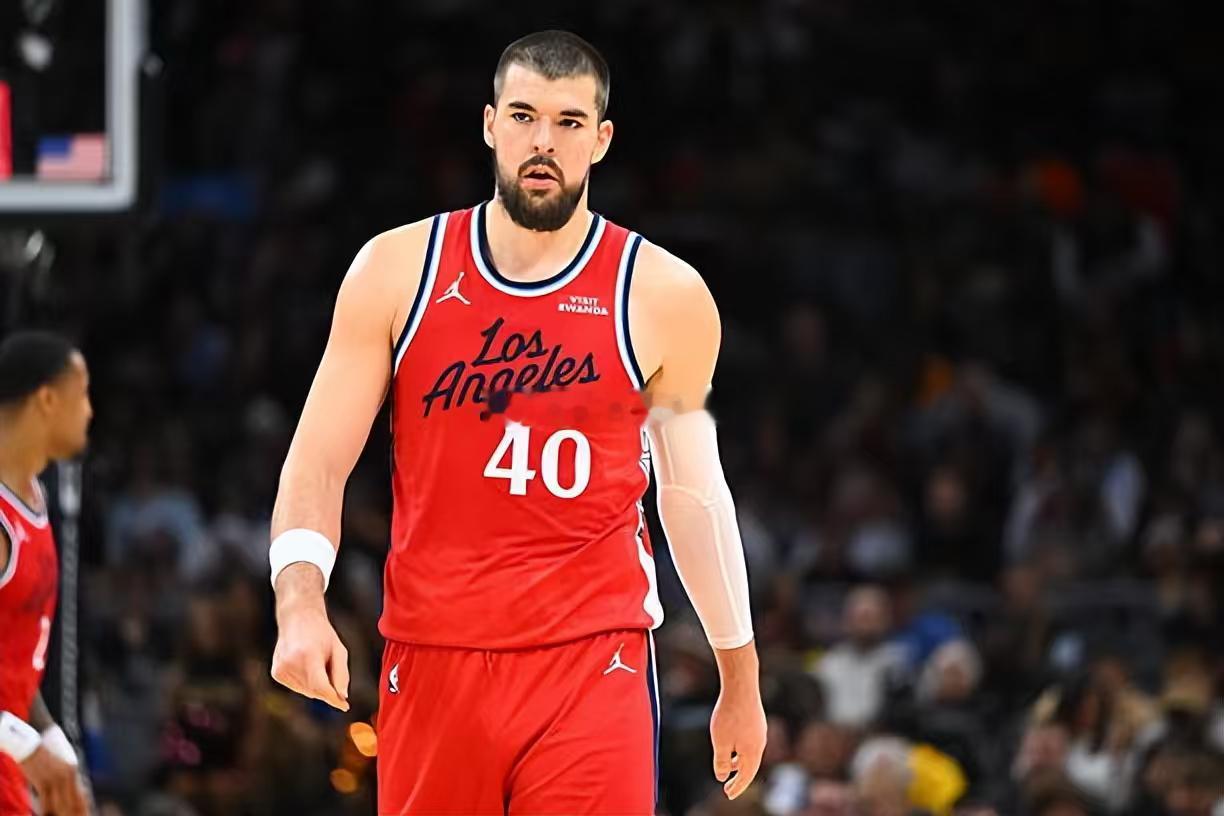 祖巴茨面对骑士拿了33+18，正负值也是+6，算是打爆骑士内线了，结果快船还是输