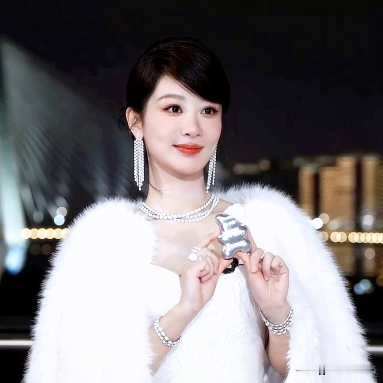 12月22日，《玉兰花开君再来》开机官宣！杨紫在海口围读多日，网传男主一个都不