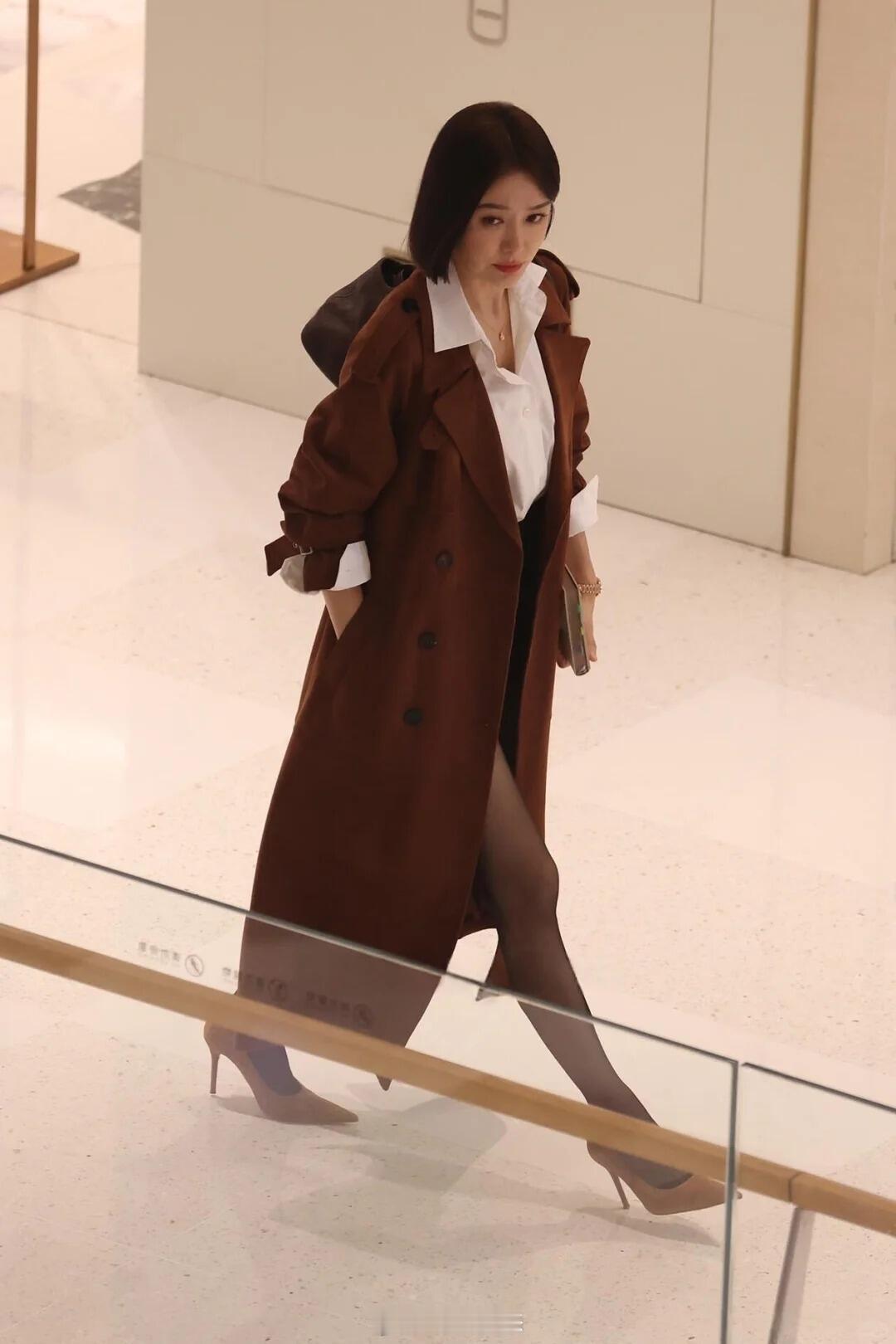 秦岚焦糖棕长风衣+白衬衫+黑裙=职场松弛感天花板！