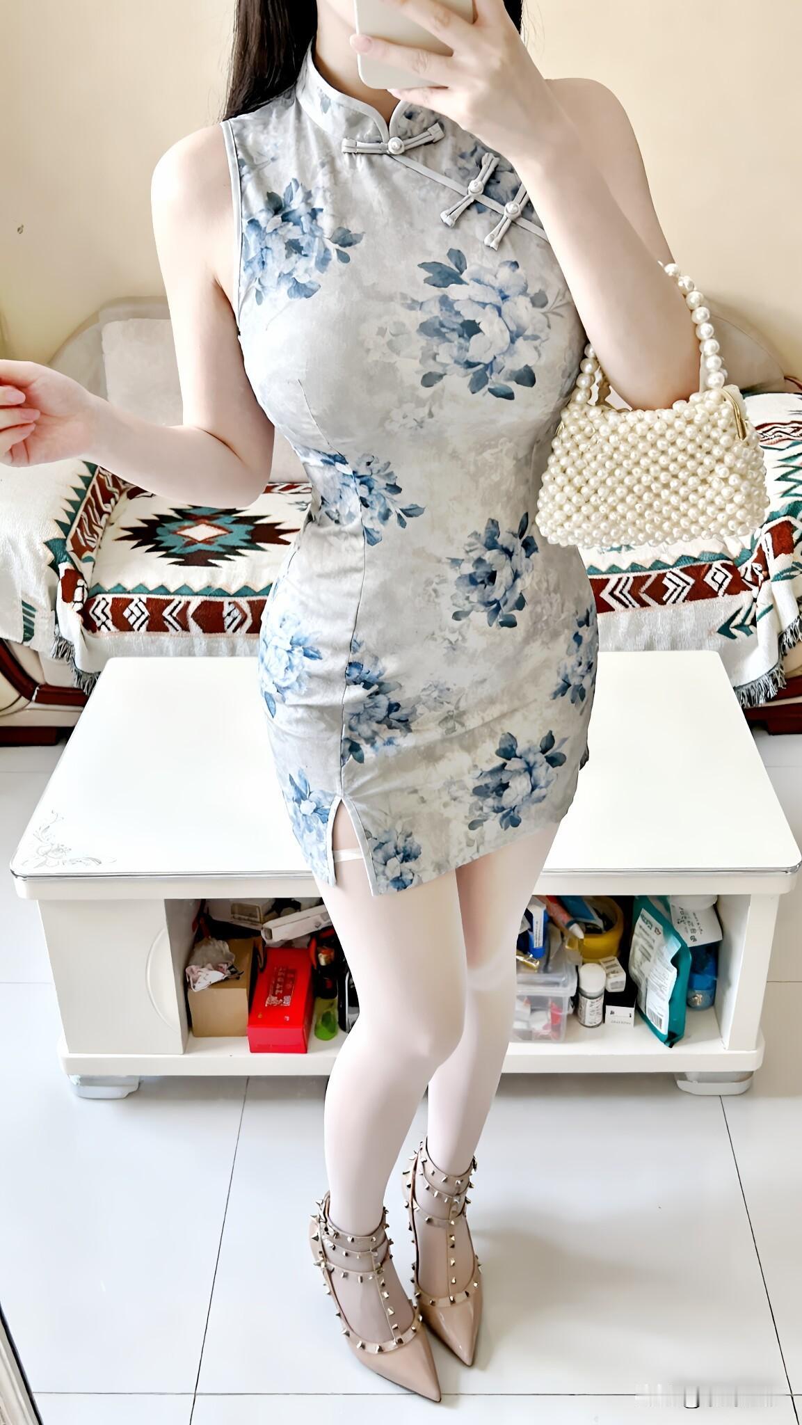 以“新中式穿搭”为桥，激活传统文化当代生命力这组身着改良旗袍的自拍，不仅是