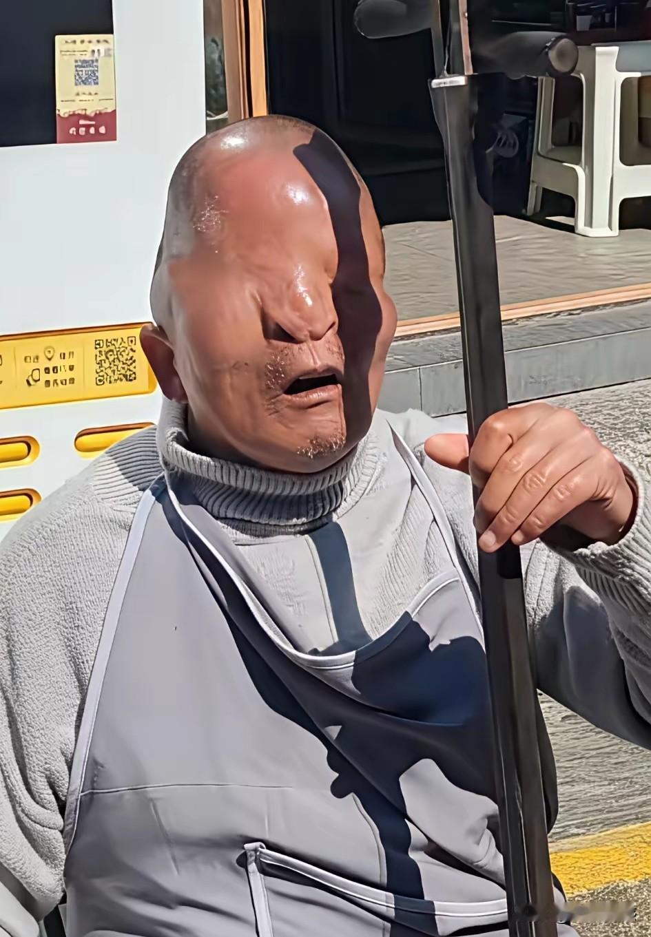 这个在云南大理拉着乐器乞讨的老人，居然没有眼睛，不知道是先天性的，还是后天遭到了