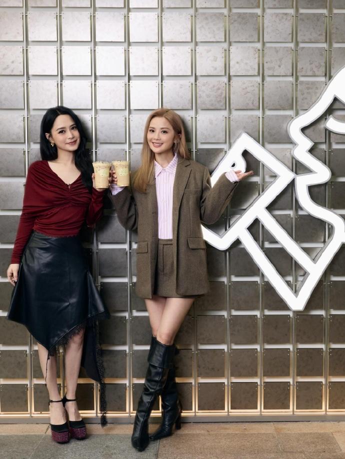 最近蔡卓妍和钟欣潼一起出席时尚活动，两位美女站在一起像一对年轻的姐妹。蔡卓妍