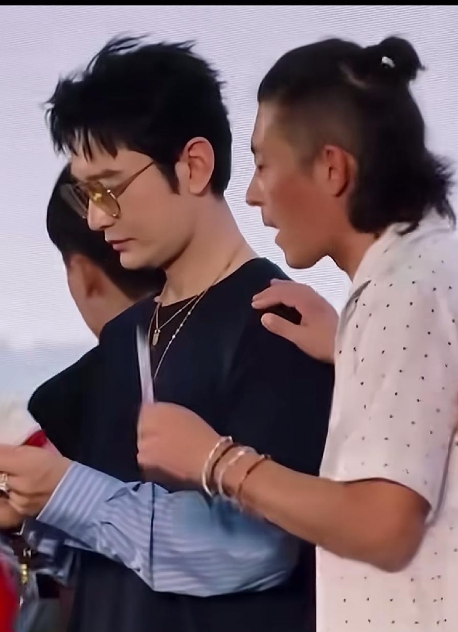 冠希哥曾经也是娱乐圈的顶流，如今混的不太好了，跟黄晓明说话，人家都不太搭理他，看