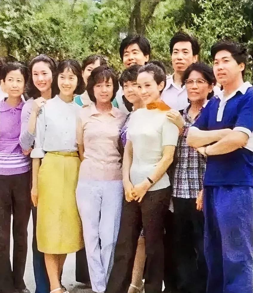 80年代的一张珍贵合影照片。真是群星荟萃，汇集了80年代当红影星、歌星、配音演员