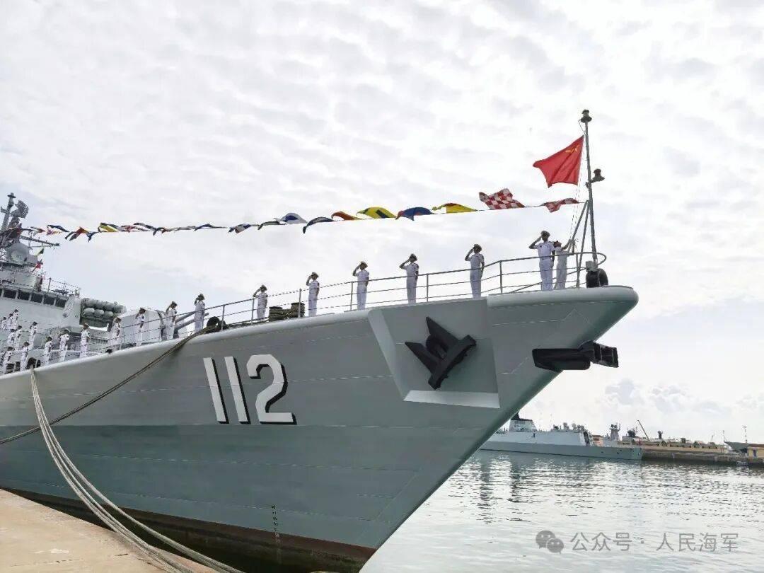 8月28日上午，有着中华第一舰之称的052型首舰112哈尔滨舰，在青岛军港举行退