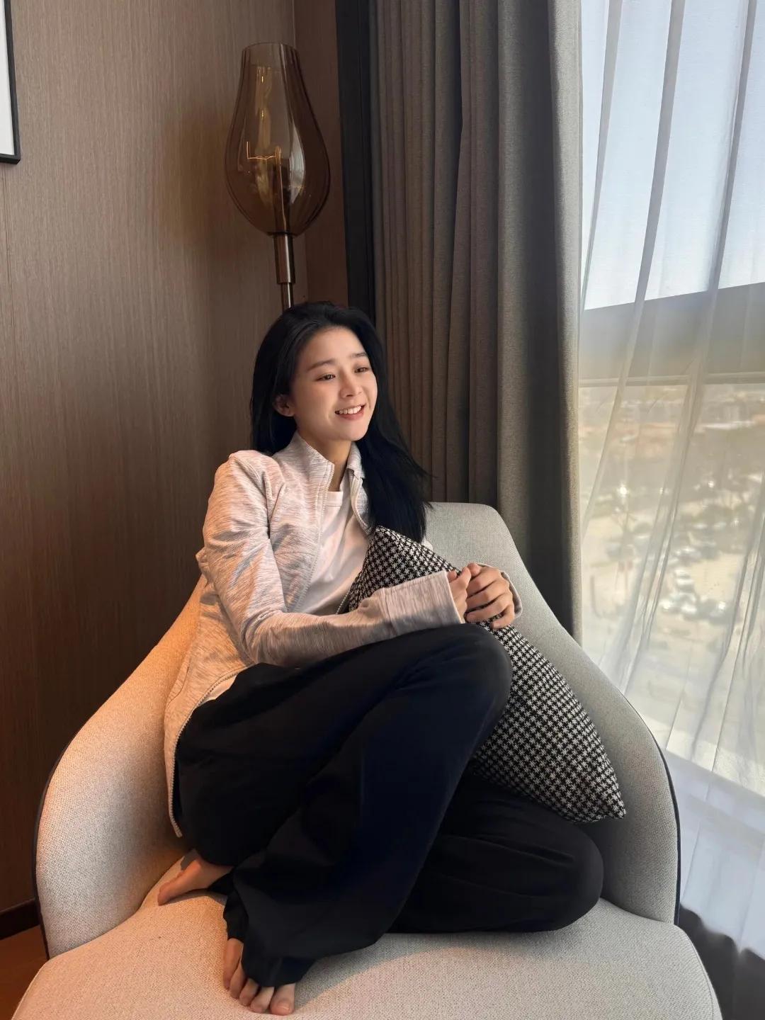 她被称为“校服女神”