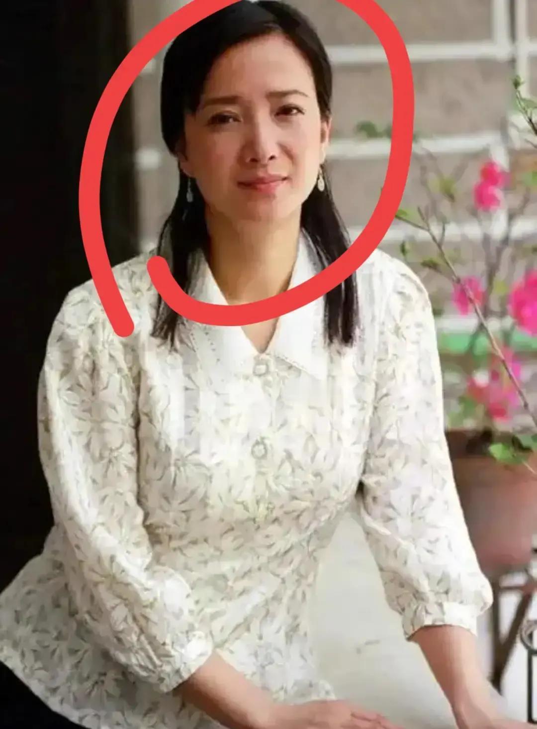 提到何晴，很多人想到小乔李师师，温婉的古典美人。但她的柔，是水那种柔，底下藏着石