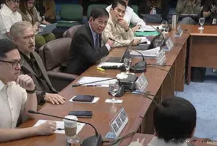 菲律宾参议员潘菲洛·拉克森周日表示，他正在研究由他担任主席的蓝丝带委员会是否可以