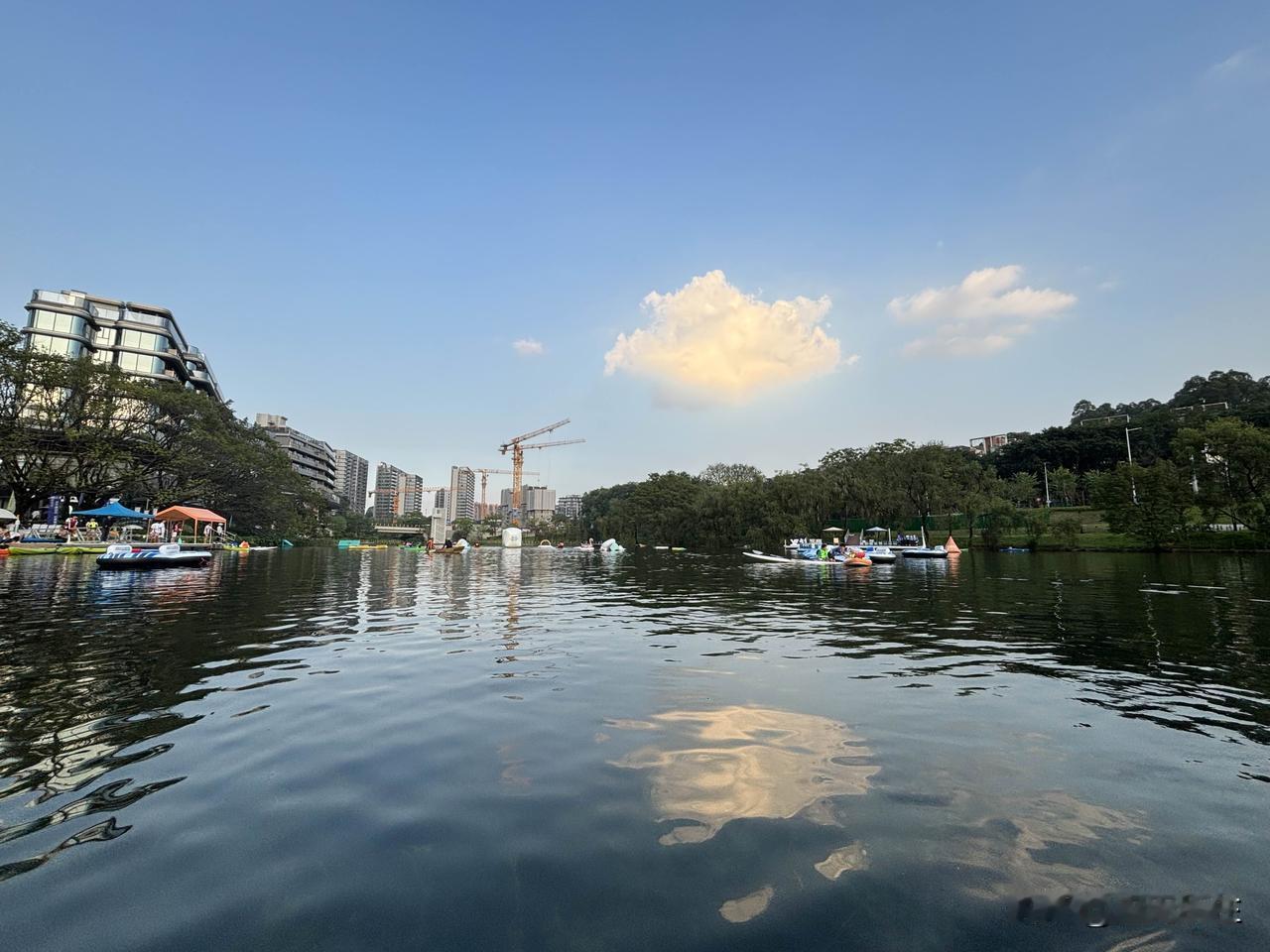 朋友去年年初卖了大学城一套房，收了900万，今年又买进一套1500万的面湖豪宅。