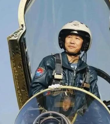 1987年，飞行员徐勇凌驾驶一架歼6战斗机，听错口令，撞上长机，坠毁在云南的深山