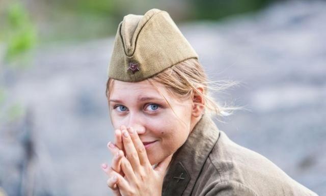 1945年,一个苏联女兵看到一个日本战俘英俊潇洒,她悄悄对男人说:“如果你答应和