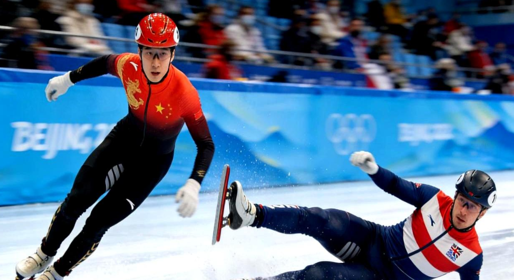 刘少昂手指已经触到冰面下的金牌，英国人的冰刀却划破了他的梦。倒数第五圈，他