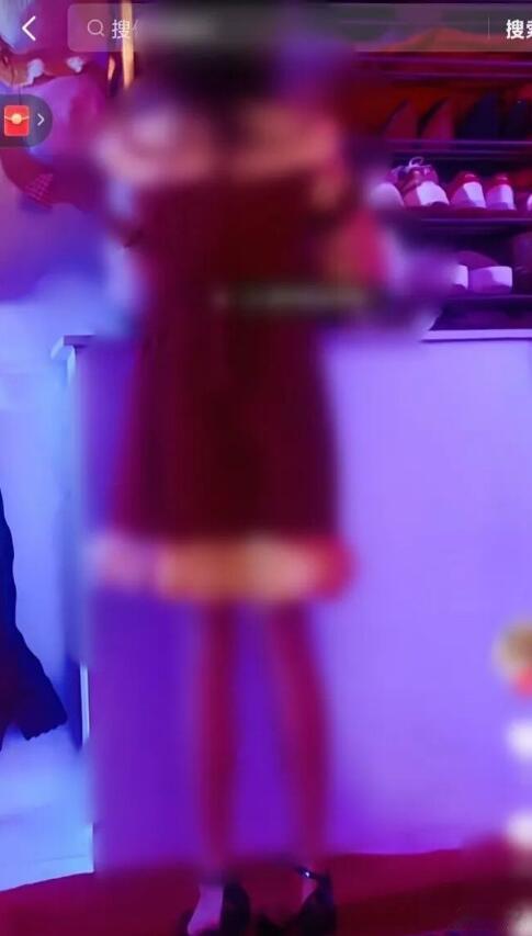 这个继父，我觉得是有问题的，让一个12岁的女孩子穿紧身连衣短裙、高跟鞋，本身就是