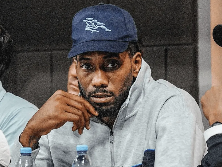 TA记者JohnHollinger发文表示，宣布科怀-伦纳德的合同无效对NBA
