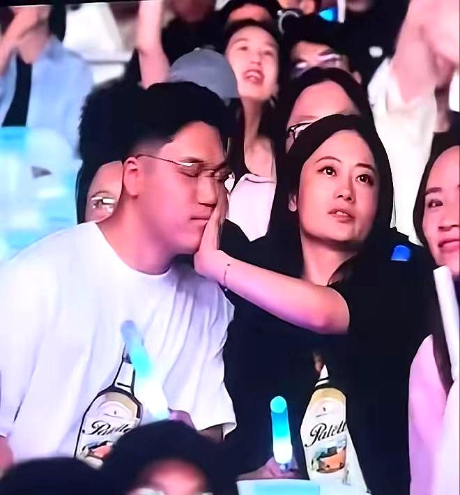 萧敬腾杭州演唱会的互动镜头扫到观众席，穿同款情侣装的男生刚凑上去想亲一下，女生伸手一把死死捂住男生的