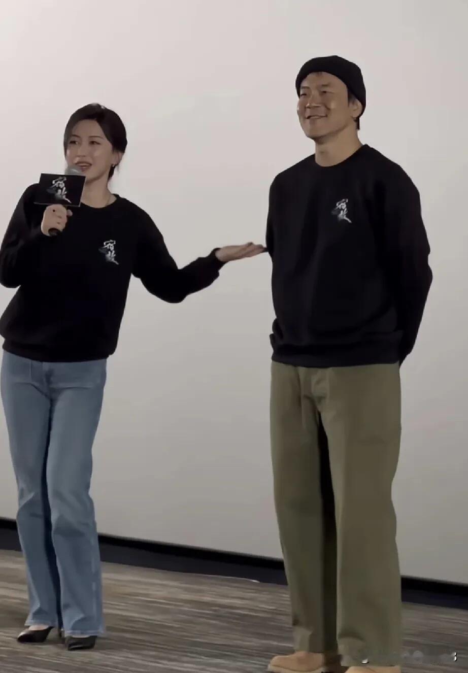 没有开美颜和滤镜的朱珠在镜头里也是那么的漂亮，她的一对小梨涡特别迷人，颜值不输许